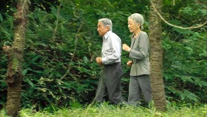 天皇皇后両陛下が皇居で散策途中の「スロージョギング」