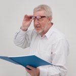 老眼鏡で視力回復トレーニング？ 老眼改善にスプーン？